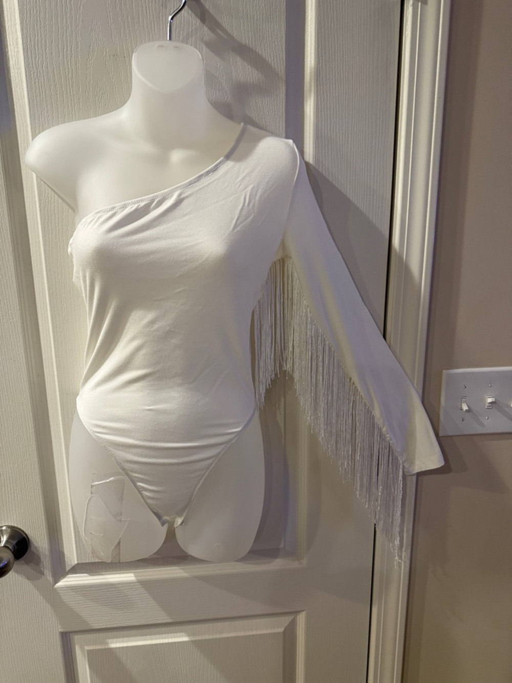 🤍White One Shoulder Fringe Bodysuit 
🤍Small